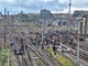 Sciopero generale per Gaza: manifestanti bloccano i binari dei treni, circolazione sospesa a Porta Nuova