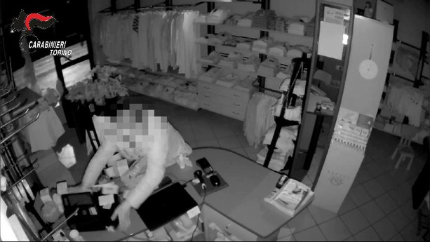Ruba in un negozio di bimbi, ma alopecia e tatuaggio tradiscono il ladro