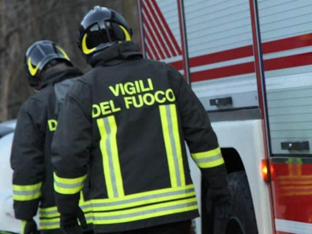 Incendio in via Bruno Buozzi: distrutti mansarda e tetto di un edificio Incendio in via Bruno Buozzi: distrutti mansarda e tetto di un edificio