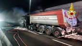 Camion in fiamme sulla A12, riaperto il tratto dopo ore di disagi: traffico ancora rallentato Camion in fiamme sulla A12, riaperto il tratto dopo ore di disagi: traffico ancora rallentato