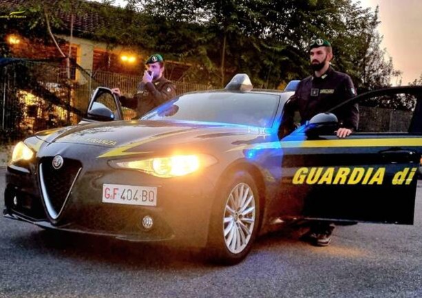 Traffico di droga, minacce e armi: la Guardia di Finanza di Varese arresta sei persone