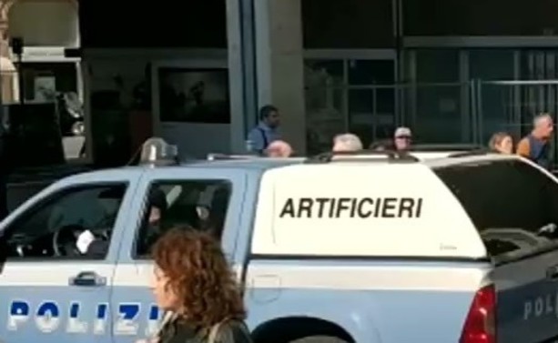 Allarme bomba in via Ceccardi, valigetta sospetta davanti alla banca