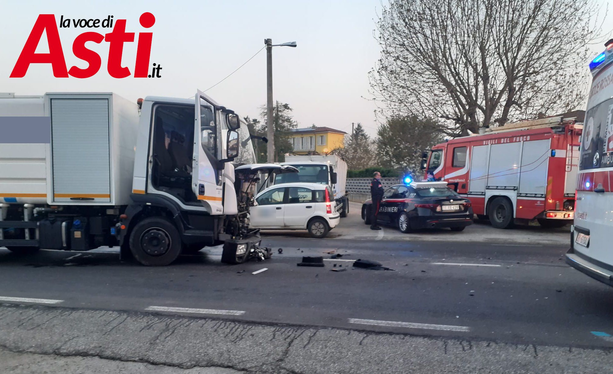 Incidente all'alba al Palucco: si sono scontrati un mezzo di raccolta rifiuti e un furgone