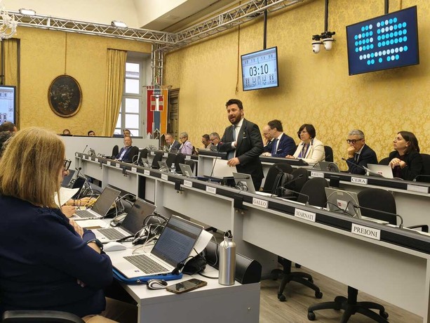 Buco sanità, la Regione "taglia" su trasporti e welfare: "Solo fino a luglio". Minoranza all'attacco