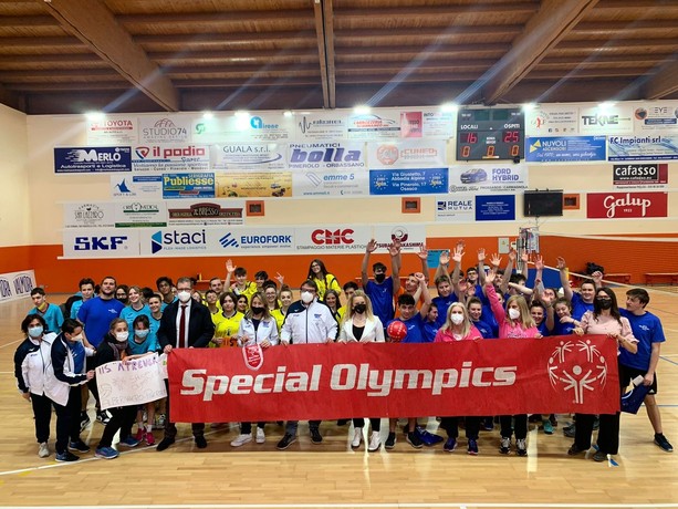 La pallavolo unificata delle superiori accende a Pinerolo la fiamma olimpica