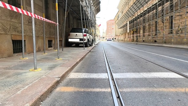 Incidente in via Accademia, auto colpisce impalcatura: strada chiusa (anche ai pedoni) bus deviati [FOTO]