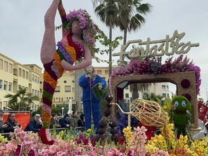 Sanremo, il Corso Fiorito 2026 parte tra la folla: 40mila spettatori nonostante freddo e cielo incerto (Foto e Video) Sanremo, il Corso Fiorito 2026 parte tra la folla: 40mila spettatori nonostante freddo e cielo incerto (Foto e Video)