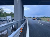 Incidente sull’A5: un’auto finisce fuori strada, l’altra si cappotta