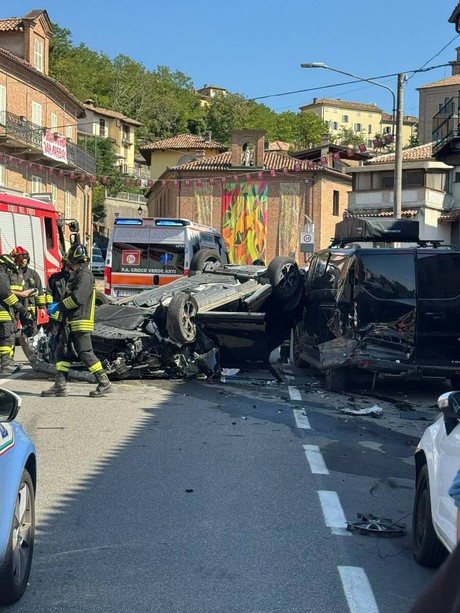 Terribile incidente a Castagnole Lanze: quattro mezzi coinvolti, uno si ribalta sulla carreggiata Terribile incidente a Castagnole Lanze: quattro mezzi coinvolti, uno si ribalta sulla carreggiata