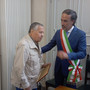 VIDEO e FOTO. Renato Pozzetto cittadino onorario di Laveno Mombello: «Affettuoso narratore del nostro territorio». La gag col sindaco: «Taac»