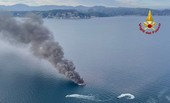Yacht a fuoco tra Bergeggi: la Procura dispone il sequestro dell'imbarcazione Yacht a fuoco tra Bergeggi: la Procura dispone il sequestro dell'imbarcazione