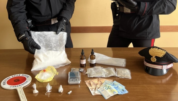 Ketamina, oppio, allucinogeni: 26enne in manette. In casa aveva un bazar della droga
