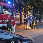 Schianto in via Plava, auto si ribalta e il conducente scappa: è caccia al pirata Schianto in via Plava, auto si ribalta e il conducente scappa: è caccia al pirata