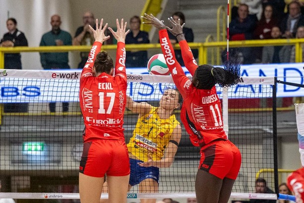 VIDEO. Eurotek Laica Uyba, bella e concreta: 3-0 su Vallefoglia tra l’esordio di “Meeto” e le lacrime di Boldini VIDEO. Eurotek Laica Uyba, bella e concreta: 3-0 su Vallefoglia tra l’esordio di “Meeto” e le lacrime di Boldini