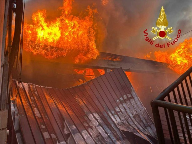 FOTO. Maxi incendio nel capannone di un'azienda di Castronno: massiccio intervento dei vigili del fuoco FOTO. Maxi incendio nel capannone di un'azienda di Castronno: massiccio intervento dei vigili del fuoco