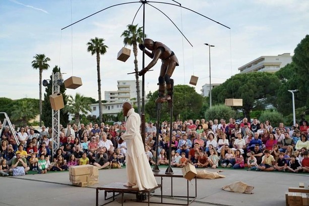 Antibes in festa: le Déantibulations celebrano 20 anni di spettacoli tra le strade