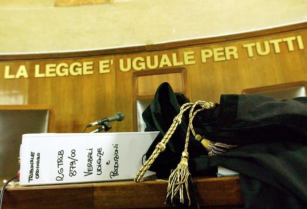 "Il bambino fa troppo rumore", vicini da incubo finiscono a processo tra insulti, lancio di sassi e bottiglie in testa "Il bambino fa troppo rumore", vicini da incubo finiscono a processo tra insulti, lancio di sassi e bottiglie in testa