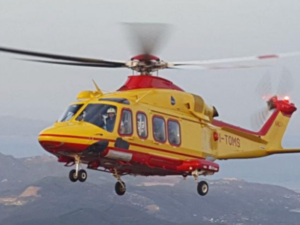 Scontro tra un'auto e una moto a Cassano Magnago, in volo l'elisoccorso: un ferito
