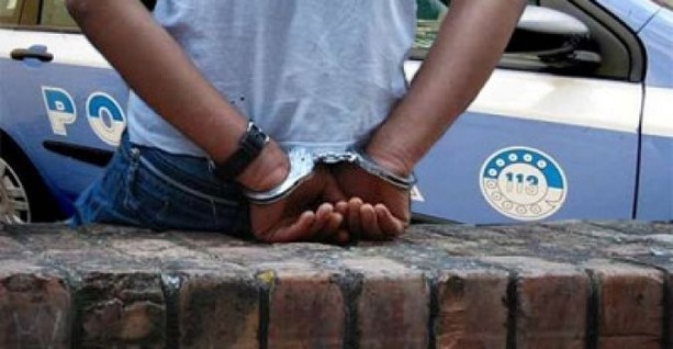 Ubriachi, si divertivano a vandalizzare e a derubare le auto in sosta: arrestati