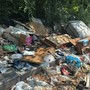 Marciapiede invaso dai rifiuti ed erbacce, degrado nell'area ex Mazda Palace. Circoscrizione 5: "Ripulire l'area" [FOTO]