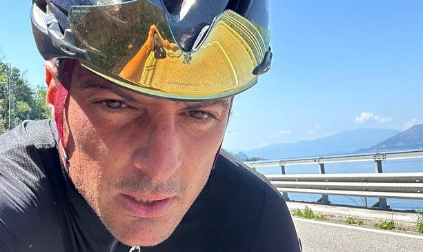 Martino, il frontaliere in bicicletta: ogni giorno 110 km tra il lago Maggiore e Bellinzona. «Coniugo la passione per il ciclismo con quella per l'ambiente»