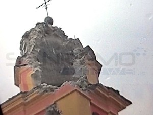 Violento temporale in alta Valle Argentina: un fulmine colpisce il campanile della chiesa di Corte (Foto)