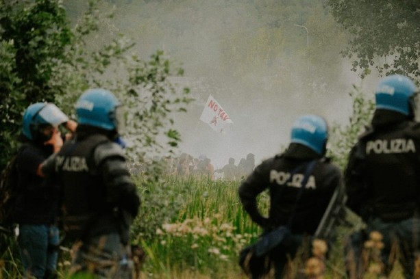 Guerriglia No Tav, il giorno dopo è ancora polemica: "È stato un tentato omicidio, basta scuse" Guerriglia No Tav, il giorno dopo è ancora polemica: "È stato un tentato omicidio, basta scuse"