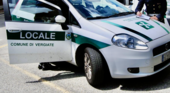 Non rispetta l'alt e rischia di investire i passanti: scatta l'inseguimento e viene fermato dalla polizia locale di Vergiate Non rispetta l'alt e rischia di investire i passanti: scatta l'inseguimento e viene fermato dalla polizia locale di Vergiate