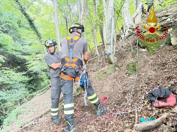 Restano bloccati nel greto di un torrente a Duno, due ragazzi salvati dai soccorritori