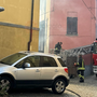Casa in fiamme nel centro di Govone: al lavoro squadre di Vigili del Fuoco da Alba, Asti, Cuneo e Santo Stefano Belbo [FOTO]