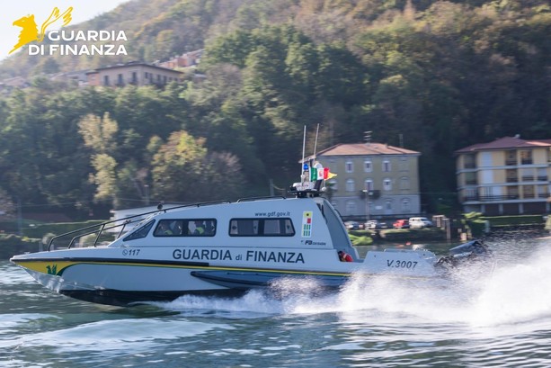 Le motovedette della Finanza intensificano i controlli sul Ceresio: scoperte 35 irregolarità