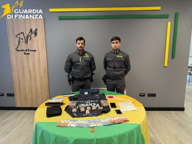 Varese, scoperto dalla Guardia di Finanza con 15 panetti di hashish