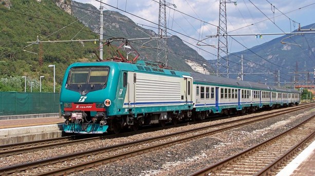 Tragedia sui binari della linea Torino-Genova, circolazione sospesa e treni in forte ritardo Tragedia sui binari della linea Torino-Genova, circolazione sospesa e treni in forte ritardo