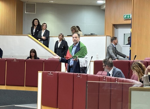 Regione, Pastorino in aula con la bandiera palestinese: “Non ci sono più sfumature, è genocidio”. E presenta un odg per chiedere lo stop ai rapporti con il governo di Israele