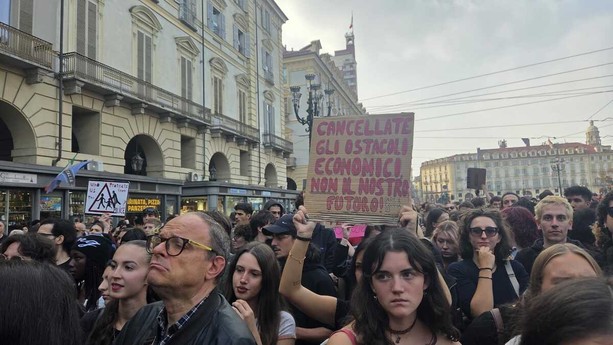 Dalle bollette e benzina alle stelle: in piazza Castello la protesta della gente che chiede un freno al carovita [FOTO]