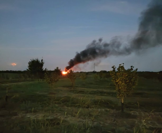Fiamme altissime e fumo nero a Cerro Tanaro, discarica in fiamme per ore