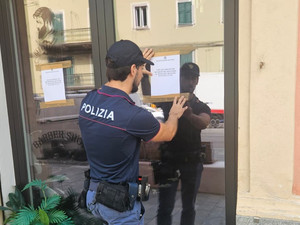 Savona, chiuso per 15 giorni un barber shop: sospesa la licenza per minacce, aggressioni e ubriachezza
