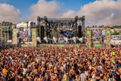 Cannes alza il volume: “Les Plages Électroniques” festeggia 20 anni tra superstar e nuove scenografie Cannes alza il volume: “Les Plages Électroniques” festeggia 20 anni tra superstar e nuove scenografie