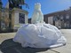 Un orso di ghiaccio da una tonnellata si scioglie sotto il sole di piazza Castello [FOTO e VIDEO]
