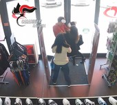 Furti in serie nei negozi di Albenga: due donne arrestate con giacconi pesanti e borse piene di refurtiva