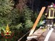 Sfonda il guard rail e vola con l'auto per dieci metri nella scarpata Sfonda il guard rail e vola con l'auto per dieci metri nella scarpata