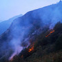 Incendi senza tregua nel Cuneese: il rogo sul monte Piastra entra nel sesto giorno Incendi senza tregua nel Cuneese: il rogo sul monte Piastra entra nel sesto giorno