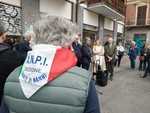 Pietre d'inciampo vandalizzate, presidio in piazza Santa Giulia: "Gesto ignobile per cancellare la Shoah" [FOTO]