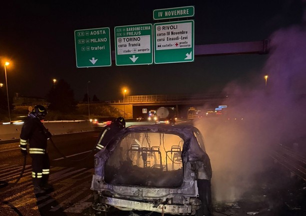 Veicolo in fiamme nella notte su corso Allamano: nessun ferito, traffico ancora bloccato