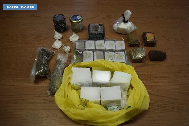 Blitz della polizia di Stato, smantellata un'organizzazione che trafficava droga tra Varesotto e Spagna: dieci arresti Blitz della polizia di Stato, smantellata un'organizzazione che trafficava droga tra Varesotto e Spagna: dieci arresti