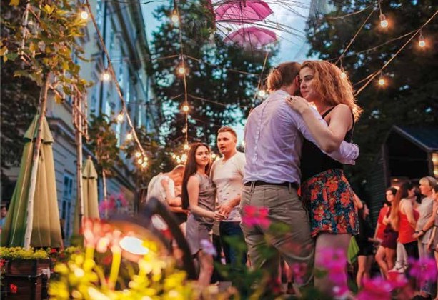 Grasse si trasforma in Montmartre: una giornata &quot;sous le ciel de Paris&quot; per omaggiare Édith Piaf