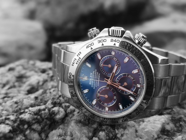 Pedinano un manager e gli portano via un rolex da 40mila euro