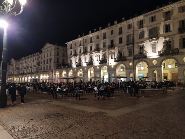 Movida, controlli della polizia: multati 13 torinesi senza mascherina, due locali chiusi e 5 sanzionati Movida, controlli della polizia: multati 13 torinesi senza mascherina, due locali chiusi e 5 sanzionati