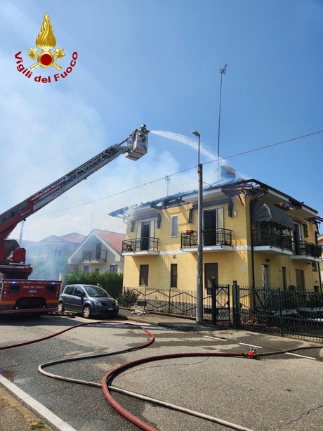 Tetto in fiamme in una casa a Pianezza: l’intervento dei vigili del fuoco