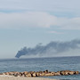 Densa colonna di fumo nero si alza da una nave al largo di Savona: momenti di apprensione (FOTO)